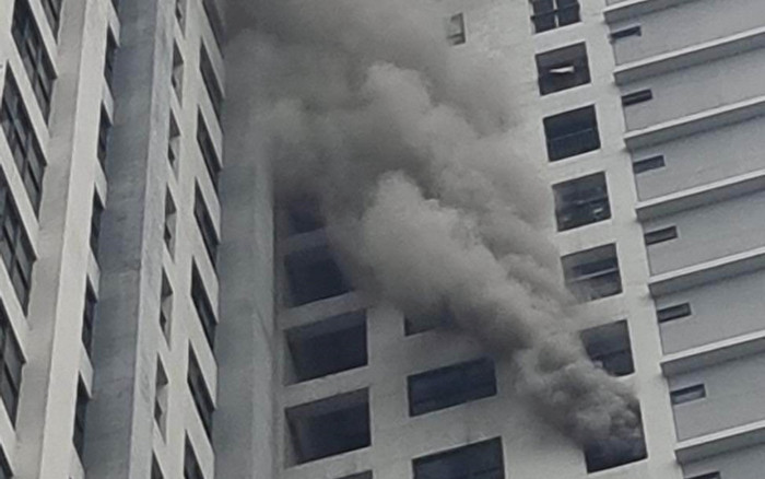 Căn hộ Goldmark City ở Hà Nội bốc cháy dữ dội, cột khói bốc lên nghi ngút Ảnh 2
