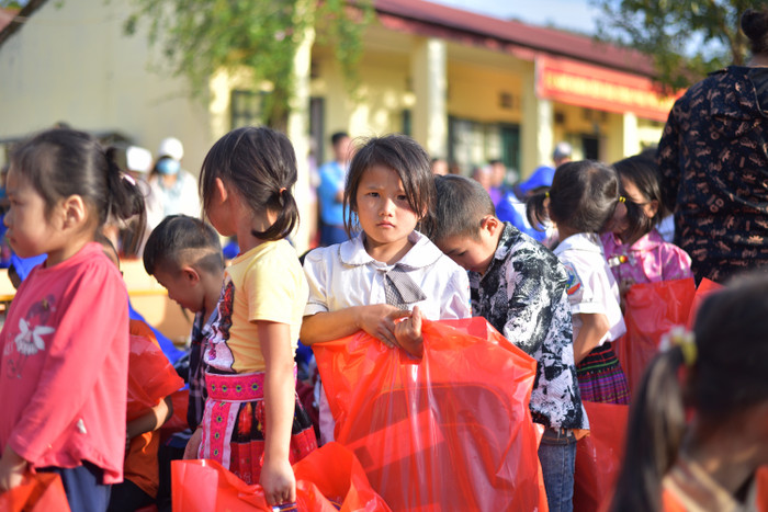 Những bạn nhỏ lần đầu cầm trên tay các phần quà