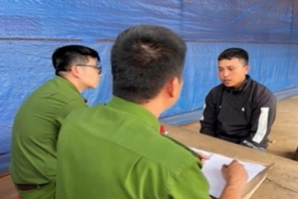 Hùng tại cơ quan chức năng