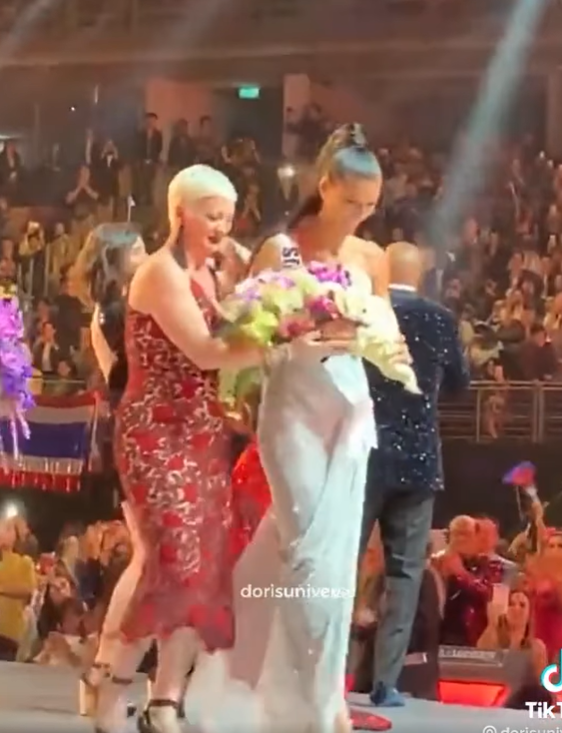 Không giống như các cuộc thi khác, các Á hậu 1 của Miss Universe chỉ nhận được bó hoa kỷ niệm chứ không có Tiara. Họ cũng sẽ không đồng hành cùng tổ chức Miss Universe trong các hoạt động sau đó.