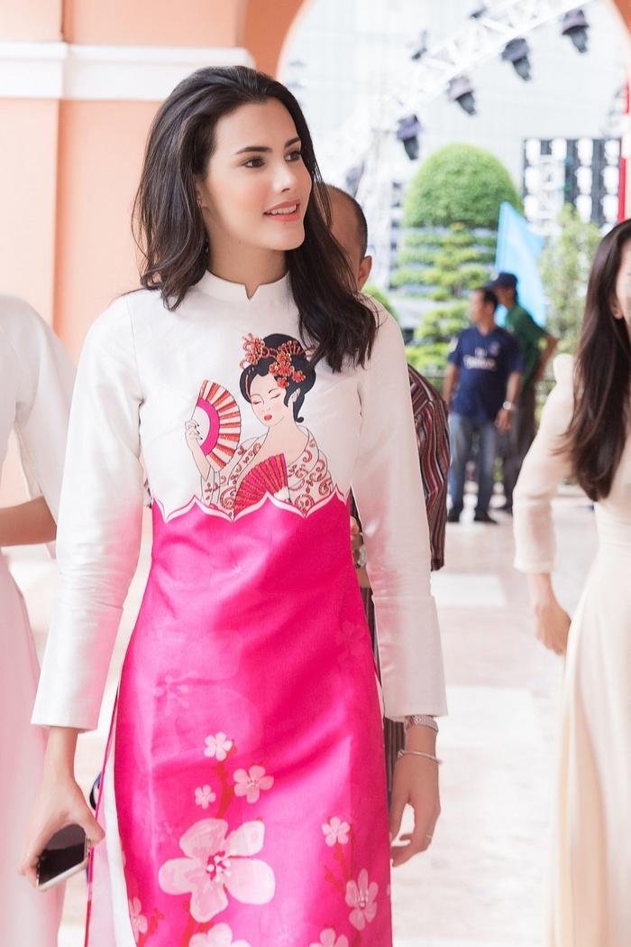 Khi dàn hậu quốc tế diện áo dài Việt Nam: Ấn tượng nhất là Miss Universe 2022 Ảnh 9