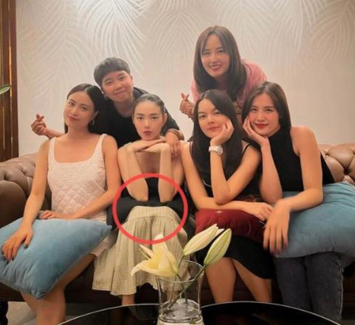 Minh Hằng lấy gối che bụng trong lúc chụp hình. Từ đây, dư luận bắt đầu xôn xao việc cô đang mang thai con đầu lòng sau 8 tháng lên xe hoa. 