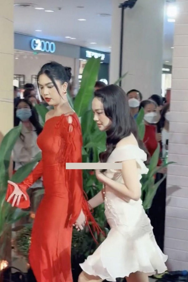 Nổi tiếng là mỹ nhân có body chuẩn chỉnh nay người đẹp lại xuất hiện với vòng 2 không được thon gọn. 