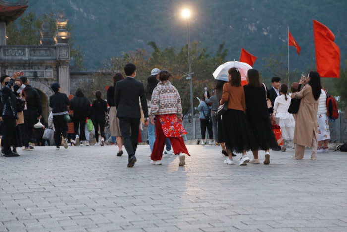 Dù không tránh khỏi sự mệt mỏi do xếp hàng, đứng chờ trong nhiều giờ đồng hồ nhưng tất cả đều mang tâm trạng hào hứng, vui vẻ. 