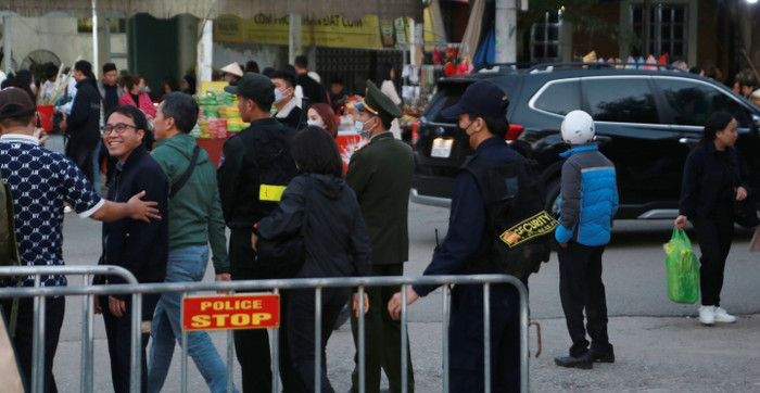 Càng gần giờ diễn ra liveshow,  sân lễ hội đền vua Đinh - vua Lê càng trở nên nóng hơn bao giờ hết.