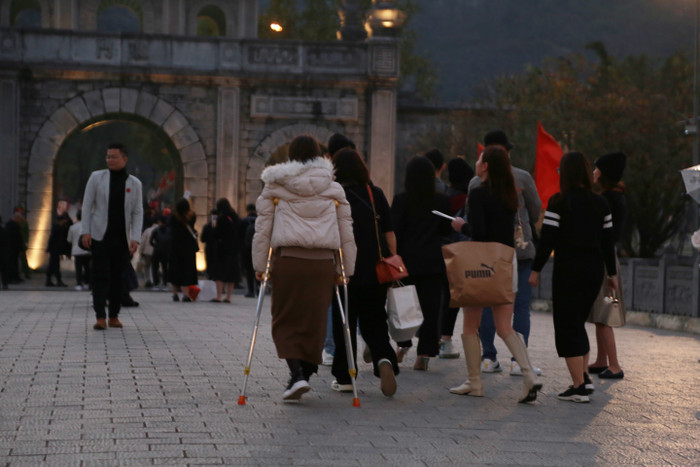 Hình ảnh đầy xúc động của một khán giả dù bị thương vẫn đến dự live-concert.