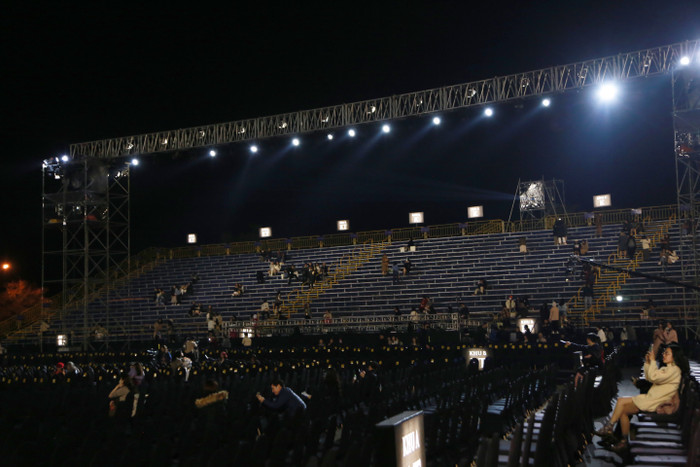 Sân khấu được bố trí cực hoành tráng, phân khu rõ ràng theo từng hạng vé. 