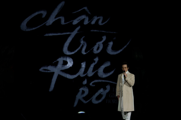 Với sự chuẩn bị chu đáo của ê-kíp, đêm nhạc đã mang đến những bùng nổ cảm xúc cho người hâm mộ và những tiết mục đầy mãn nhãn.