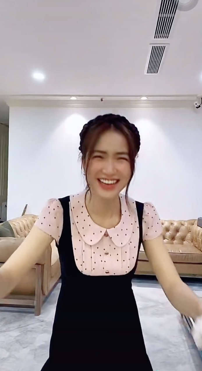 Ngoài ca hát, Hòa Minzy còn livestream bán hàng.