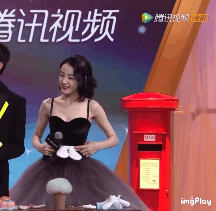 Vòng eo của nữ diễn viên có thể cài vừa băng đô tai thỏ.