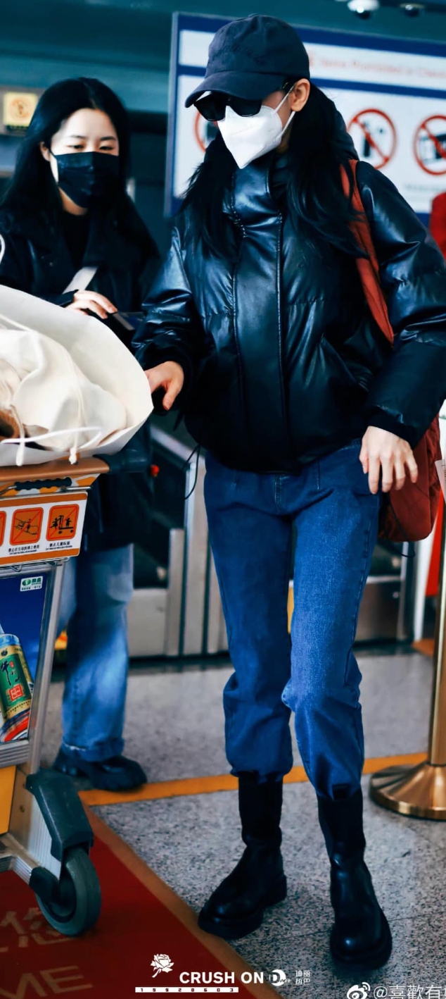 Thân hình của mỹ nhân Tân Cương gầy gò đến mức báo động.