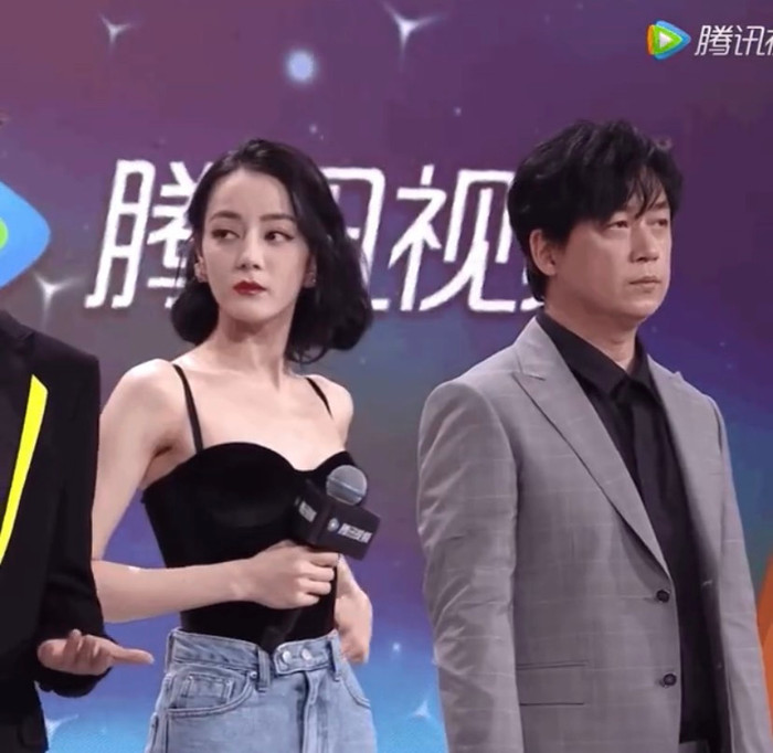 Địch Lệ Nhiệt Ba liên tục chỉnh trang phục vì vòng eo quá nhỏ gây ảnh hưởng.