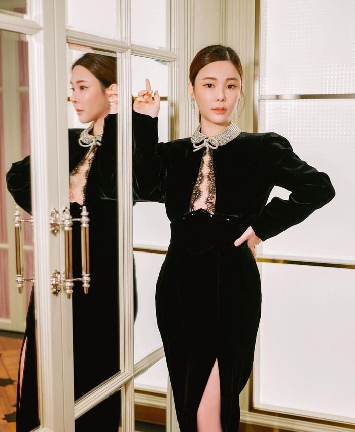 Ngoài các phong cách ngọt ngào, Abby Choi cũng thường xuyên khoác lên mình những trang phục sang trọng đậm chất con dâu hào môn của tập đoàn TamJai Yunnan Mixian. 