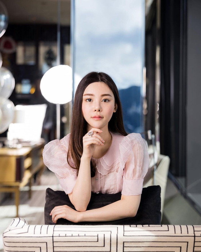 Vẻ đẹp của người đẹp 28 tuổi thuần khiết hơn hẳn so với độ tuổi của cô. Đặc biệt, mẫu nữ đại diện cho những cô gái biết cách chăm sóc bản thân và yêu sắc vóc của chính mình. 