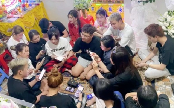 Kỳ lạ nhóm thanh niên hát hò trong đám tang người bạn quá cố, 'gạt nước mắt' với nguyên do phía sau Ảnh 2