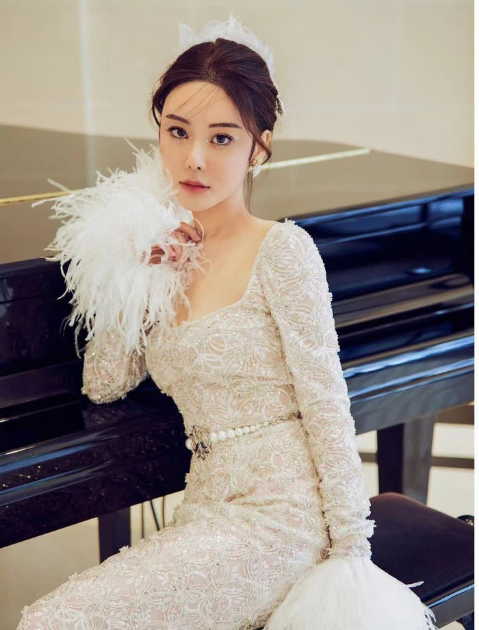 Qua lời bạn thân kể lại, Abby Choi từng chi 100 tỷ đồng để mua nhà cho gia đình chồng sinh sống