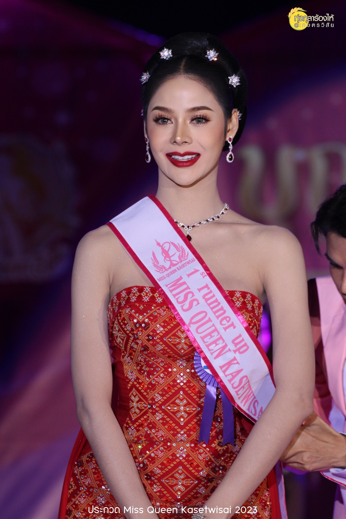 Visual của Á hậu 1 dường như 'gánh còng lưng' toàn bộ cuộc thi, cô nàng thoe kem nhẹ nhàng và trang điểm chừng mực nên cô được xem là người đỡ 'dị' nhất cuộc thi. 