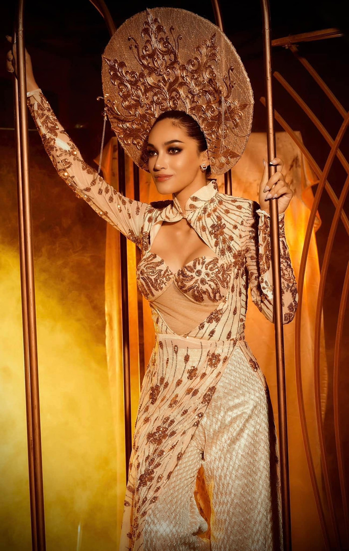 Đây là lần đầu tiên khán giả được chiêm ngưỡng một thí sinh trong cuộc thi nhan sắc nước ngoài lại diện quốc phục của Việt Nam. Tuy nhiên, hình ảnh này sẽ thật đẹp nếu cô nàng không chọn một thiết kế hở hang, cắt xẻ và xuyên thấu một cách phản cảm.