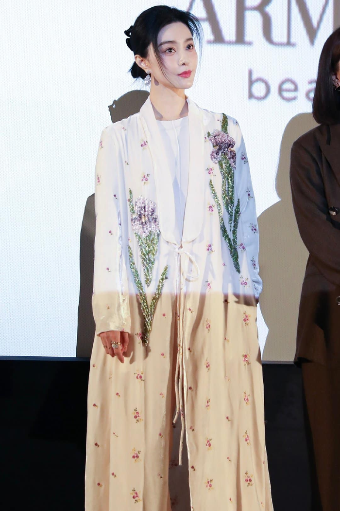 Nhan sắc của Phạm Băng Băng hầu như chưa từng gây nhàm chán về phần nhìn đối với công chúng. Với làn da trắng sứ cùng gương mặt sắc sảo, mỹ nhân 41 tuổi luôn trở thành tâm điểm của ống kính dù trang phục có phần sơ xài so với tính cánh của cô. 