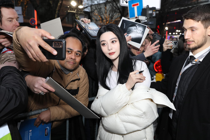 Trong ngày đầu giao lưu cùng các đơn vị truyền thông tại trời Tây, nhiều người vẫn phải ngất ngây trước nhan sắc 41 tuổi của Phạm Gia. Cô diện đồ đông cực kỳ đơn giản nhưng vẫn toát ra vẻ đẹp sang chảnh như thời hoàng kim. 