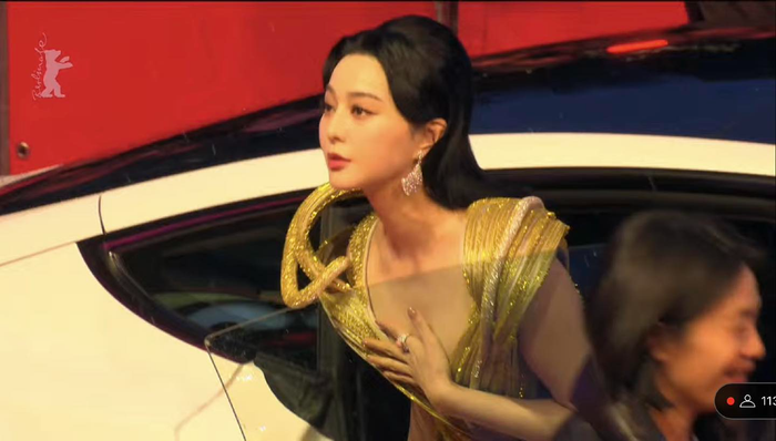 Chỉ là một phút giây chụp lén nhưng đệ nhất mỹ nhân Cbiz cũng khiến ống kính phải chào thua vì không thể dìm hàng. 