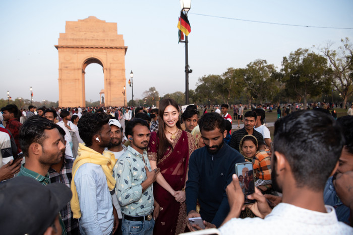Diện trang phục sari quá đỗi xinh đẹp, Hoa hậu Bảo Ngọc và Lương Thuỳ Linh được fan Ấn Độ vây kín Ảnh 7