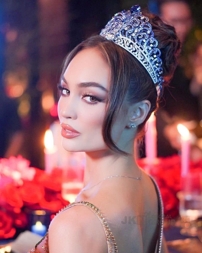 Xuất hiện tại buổi party chào mừng, R'Bonney Gabriel diện chiếc váy đã từng Hoa hậu Thùy Tiên mặc trước đó. Tuy nhiên, nàng hậu Hoàn vũ không chọn layout trang điểm như Thùy Tiên mà cô makeup phong cách căng mọng, quyến rũ. R'Bonney Gabriel được trang điểm nhẹ nhàng nhưng vẫn tôn lên được đường nét trên khuôn mặt. Đôi môi được tô son bóng giúp người đẹp Mỹ thêm phần gợi cảm mà giữ được nét trẻ trung.