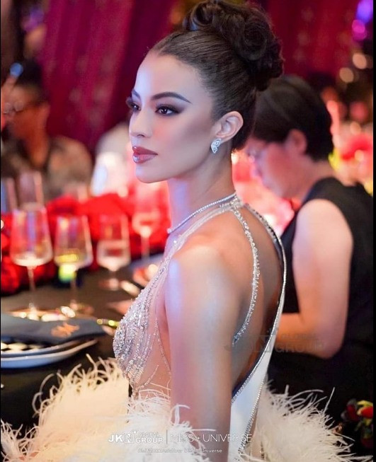 Không kém cạnh với Hoa hậu, Á hậu Andreína Martínez cũng khiến dân tình xuýt xoa với nhan sắc không góc chết. Trong bức ảnh này, cô khoe được sống mũi thẳng và bờ môi dày quyến rũ. Andreína Martínez tiếp tục chọn kiểu tóc búi cao thay vì thả tóc. Cô được cho là giống với Hoa hậu Phạm Hương tại góc chụp này.