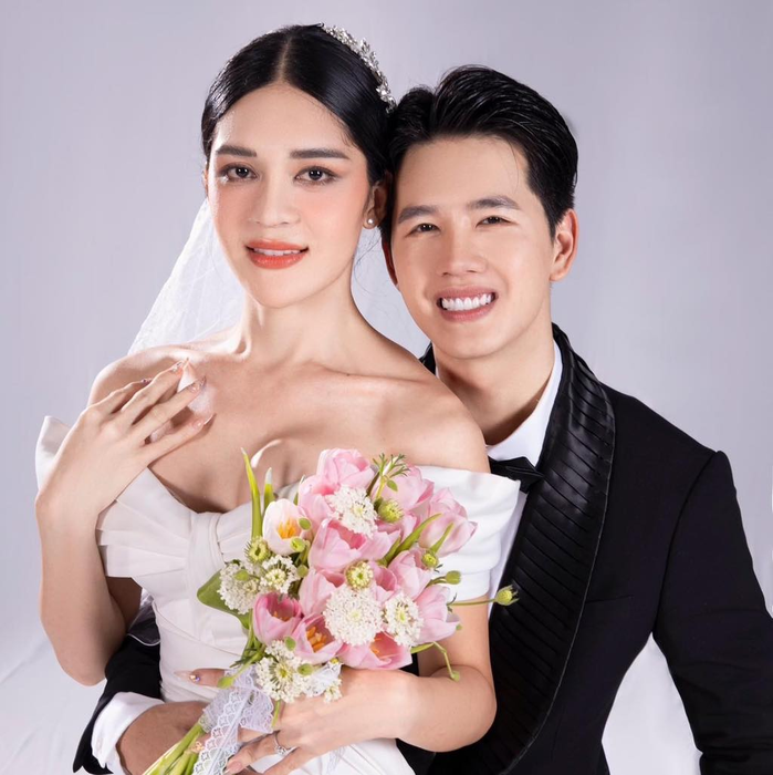 Chỉ sau vài khoảnh khắc tranh tài đầu tiên của cuộc thi Hoa hậu Chuyển giới Việt Nam 2023, Huỳnh My đã bị nhắc nhở nhiều lần về gương mặt đơ cứng của mình. 