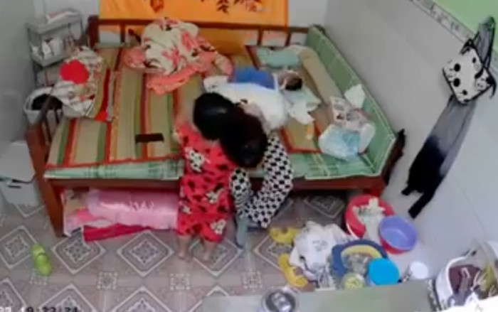 Xúc động đoạn video cậu bé bỏ đồ chơi, chạy lại chùi nước mắt, ôm mẹ đang stress Ảnh 2