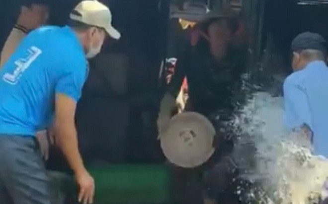 Chị bán cá và nhóm nam giới chửi nhau thô tục, hắt nước 'hỗn chiến' náo loạn cả khu chợ Ảnh 2