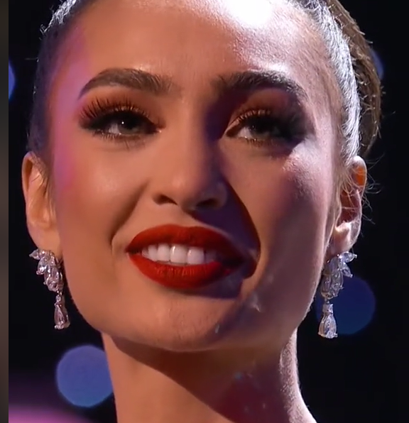 Dù bị quay 'sát sàn sạt' nhưng Hoa hậu R'Bonney Gabriel không hề bị lộ khuyết điểm.