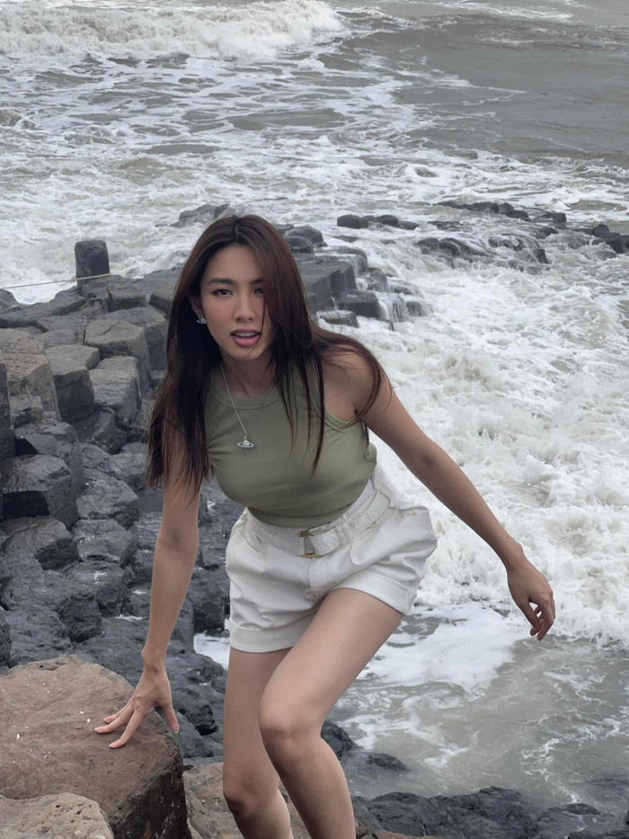 Vì chụp hình ở biển không tránh khỏi gió to cản trở, nàng Hậu khó khăn đứng vững để cho ra những bức hình xuất thần. 