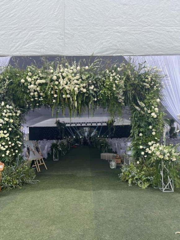 Cống cưới được trang trí đẹp mắt bằng hoa tươi