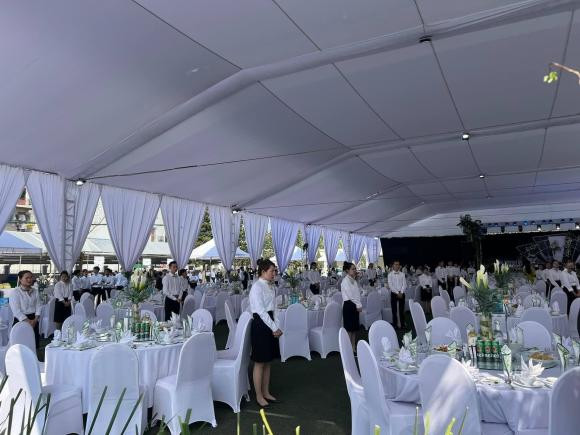 Đội phục vụ với số lượng lớn được bố trí trong bàn tiệc