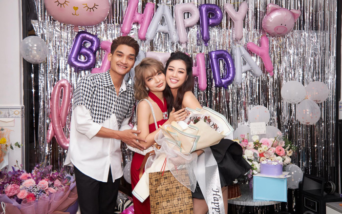 Vợ chồng Mạc Văn Khoa, Hoàng Thuỳ xúng xính 'lên đồ' dự tiệc sinh nhật của Hoa hậu Khánh Vân Ảnh 2