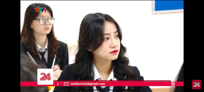 Nữ sinh lọt vào ống kính phóng viên VTV24 và nhanh chóng nhận được nhiều sự quan tâm bởi nhan sắc xinh đẹp