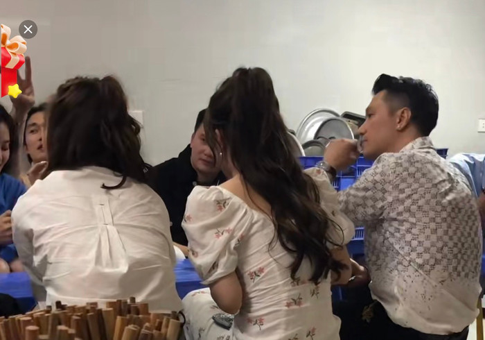 Việt Anh - Quỳnh Nga 'dính như sam'.