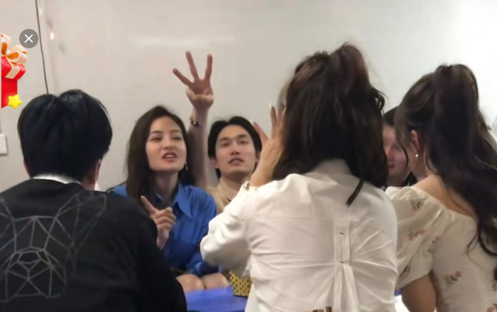 Team qua đường gặp couple Đình Tú - Huyền Lizzie và Quỳnh Nga - Việt Anh hội ngộ, mối quan hệ ra sao? Ảnh 2