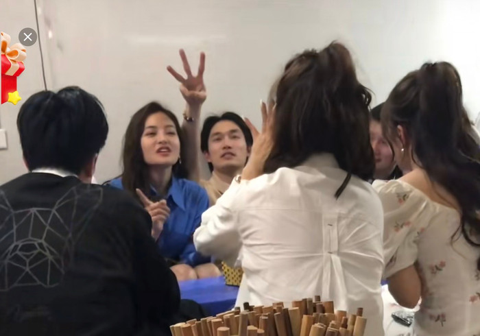 Đình Tú - Huyền Lizzie giữ khoảng cách.