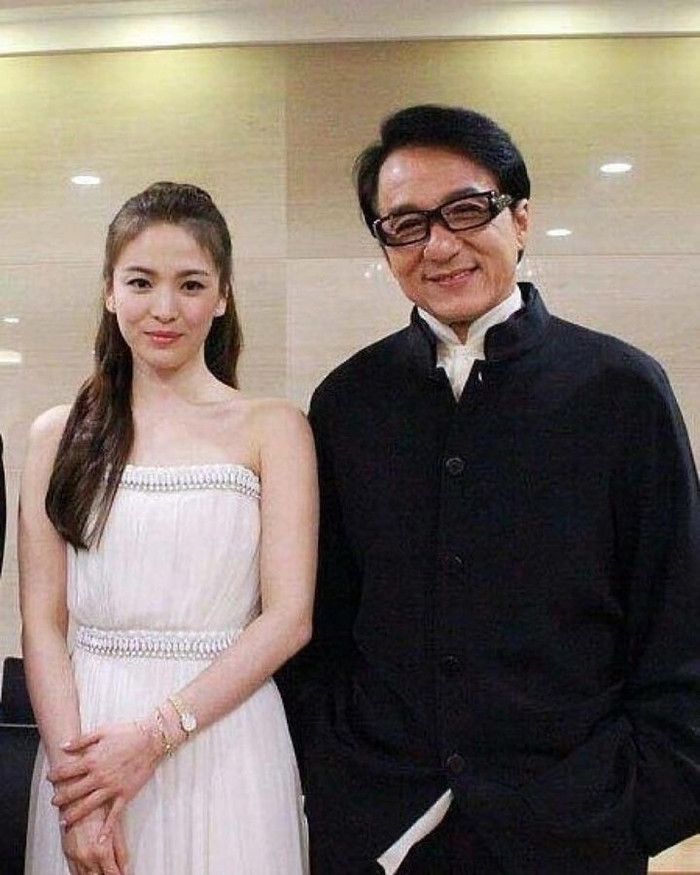 Song Hye Kyo và Thành Long chung khung hình: Cả một bầu trời nhan sắc hội tụ khiến fan choáng ngợp Ảnh 1