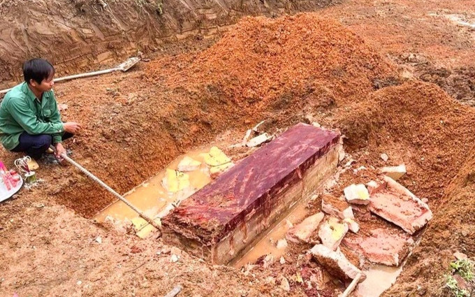 Đào móng xây nhà, cỗ quan tài lạ dần lộ ra khiến người dân hãi hùng Ảnh 2