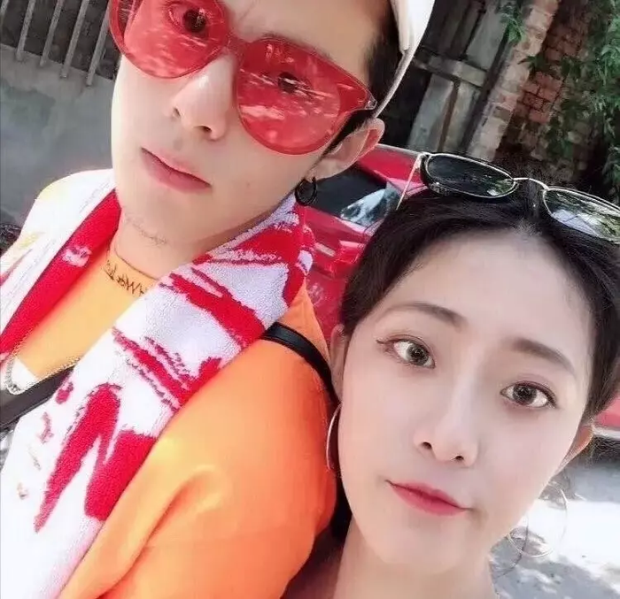 Sau khi tin đồn chia tay nổ ra, nam diễn viên không hề lên tiếng phủ nhận khiến người hâm mộ tin đây là sự thật.