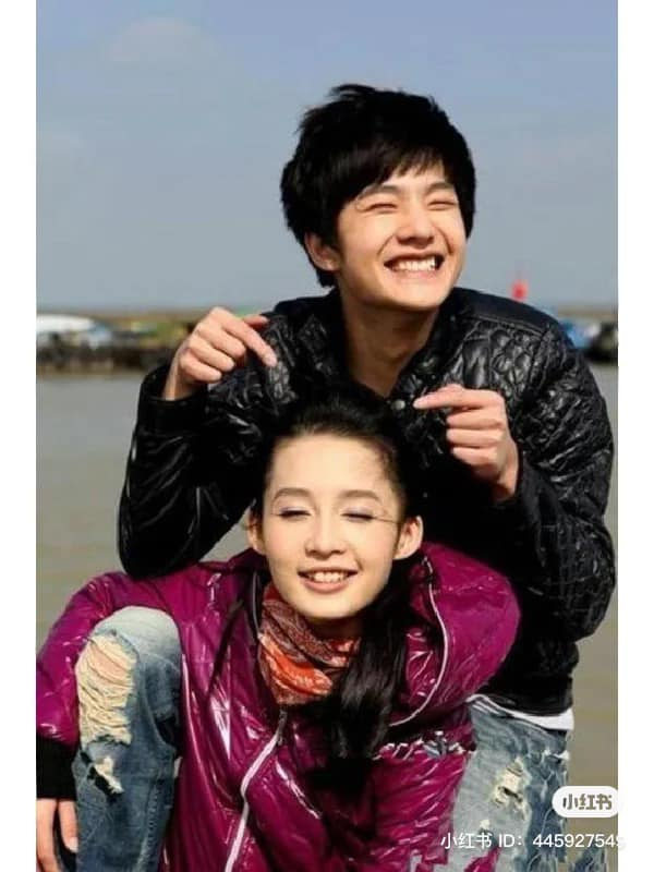 Dương Dương và Lý Thấm được cho là từng hẹn hò. Cả hai còn là tình đầu của nhau. 