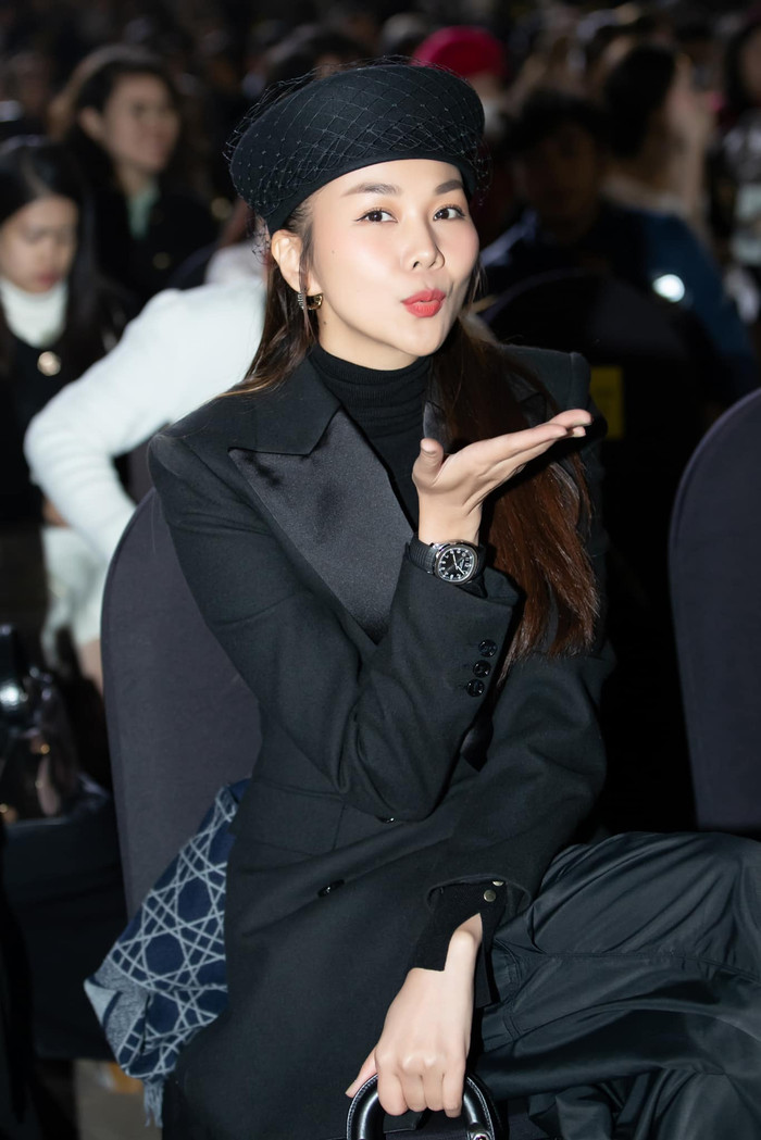 Nhiều người nói đùa rằng trông Thanh Hằng như một celeb đang ngồi ở ghế front-row tại fashion show. Từ đầu đến chân, 'chị đại' diện nguyên cả một cây đồ hiệu.