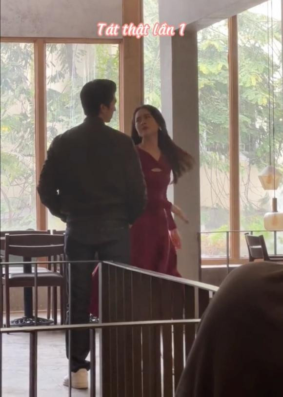 Cả hai diễn rất nhập tâm.