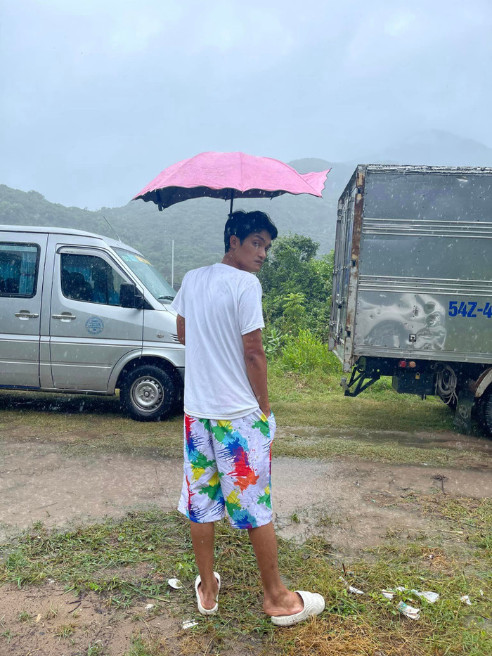 Việc Mạc Văn Khoa tự tin khoe ảnh mặc đồ bộ, đi dép lê khiến cư dân mạng vô cùng thích thú