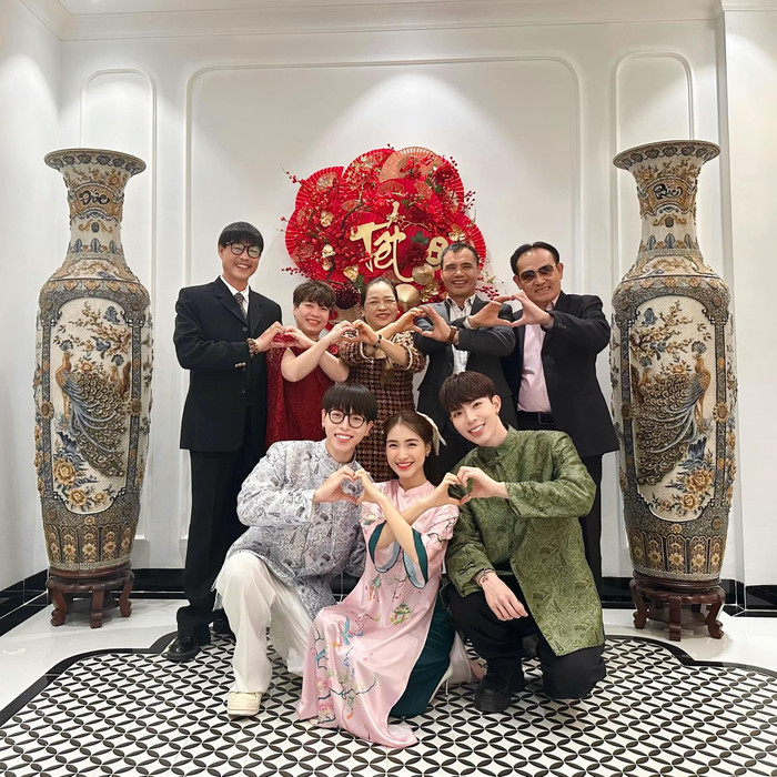 Bên cạnh tình cảm của khán giả, Hòa Minzy luôn nhận được sự yêu thương nồng nhiệt từ đại gia đình Hoa Dâm Bụt