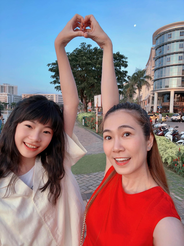 MC Thanh Thảo và ái nữ 'lên đồ' dạo phố.