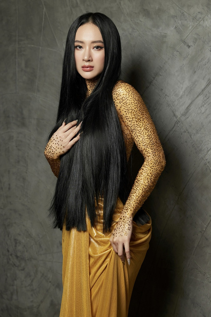 Nữ diễn viên chia sẻ rằng để có được 'chiếc áo' đính đá này thì cô đã mất đến 5 tiếng để hoàn thiện. Được coi là nữ hoàng thảm đỏ nên Angela Phương Trinh luôn chọn những trang phục táo bạo để tạo sức hút khi xuất hiện.